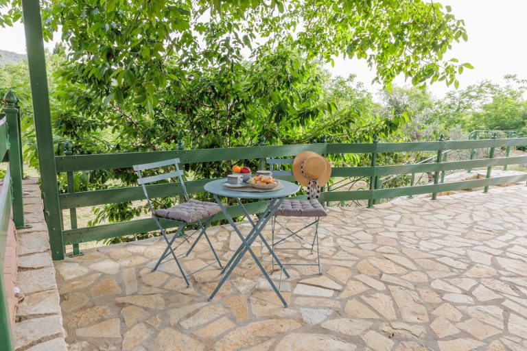 Villa Oros Corfu exterior table